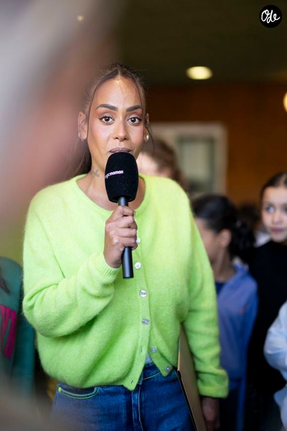 Exclusif - La chanteuse française Amel Bent lors de la lecture de la dictée ELA, avec le texte "L’oubliée" écrit spécialement par Valérie Perrin pour la 22ème édition de la campagne "Mets tes baskets et bats la maladie" en soutien à l'Association Européenne de Leucodystrophie (ELA) à l'école de Bougival, France, le 14 octobre 2025. © Pierre Perusseau/Bestimage
