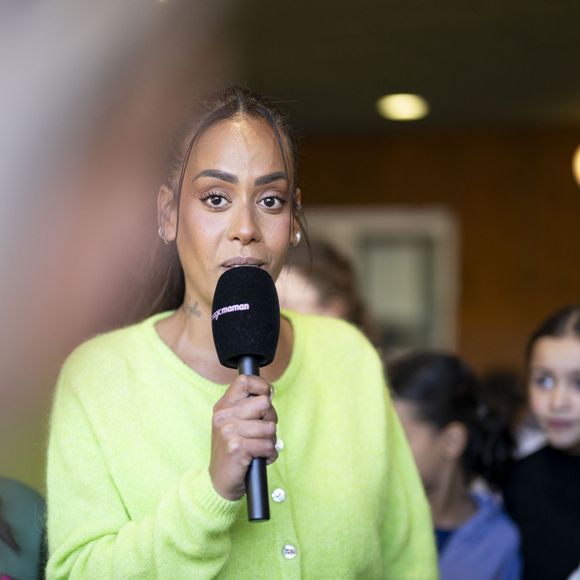 Exclusif - La chanteuse française Amel Bent lors de la lecture de la dictée ELA, avec le texte "L’oubliée" écrit spécialement par Valérie Perrin pour la 22ème édition de la campagne "Mets tes baskets et bats la maladie" en soutien à l'Association Européenne de Leucodystrophie (ELA) à l'école de Bougival, France, le 14 octobre 2025. © Pierre Perusseau/Bestimage