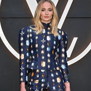 Sophie Turner assiste au défilé de mode Louis Vuitton Croisière 2026 au Palais des Papes, à Avignon, en France, le 22 mai 2025. Photo by Julien Reynaud/APS-Medias/ABACAPRESS.COM
