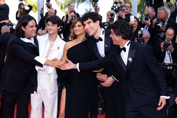 Carlos González, Milo Quifes, Penélope Cruz, Javier Calvó, Javier Ambrossi - Montée des marches du film " La bola negra " lors du 79ème Festival International du Film de Cannes, le 21 mai 2026. © Olivier Borde / Bestimage