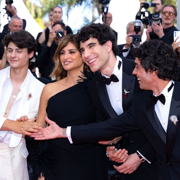 Carlos González, Milo Quifes, Penélope Cruz, Javier Calvó, Javier Ambrossi - Montée des marches du film " La bola negra " lors du 79ème Festival International du Film de Cannes, le 21 mai 2026. © Olivier Borde / Bestimage