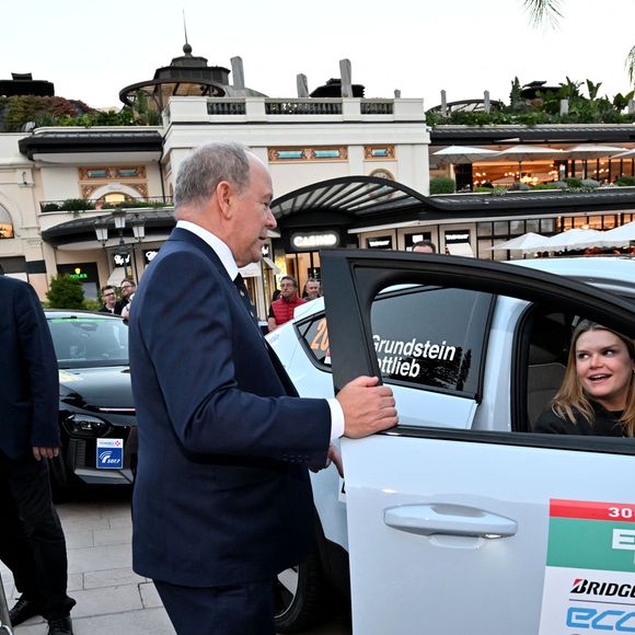 Camille Gottlieb, la fille de la princesse Stéphanie et de Jean Raymond Gottlieb, est au départ du 9ème E-Rallye de Monte-Carlo, en tant que co-pilote de son amie Margaux Grundstein au volant d'une volvo, sur la place du Casino à Monaco, le 15 octobre 2025. © Bruno Bebert / Bestimage