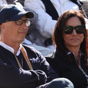 Bill Gates et sa compagne Paula Hurd lors du tournoi de tennis d'Indian Wells en 2025.  
Crédit : Backgrid USA / Bestimage