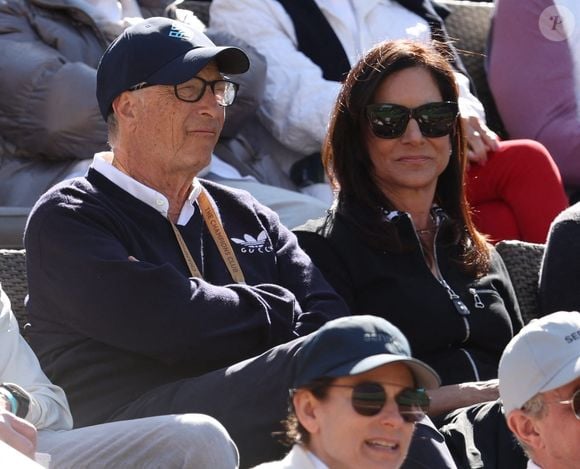 Bill Gates et sa compagne Paula Hurd lors du tournoi de tennis d'Indian Wells en 2025.  
Crédit : Backgrid USA / Bestimage