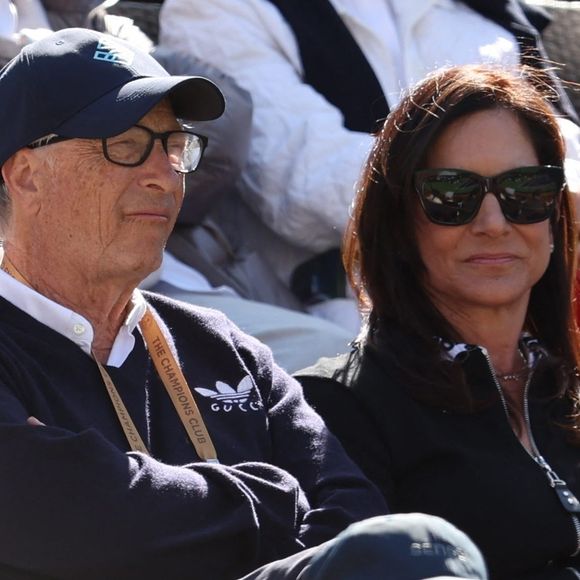 Bill Gates et sa compagne Paula Hurd lors du tournoi de tennis d'Indian Wells en 2025.  
Crédit : Backgrid USA / Bestimage
