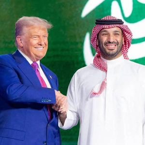 Problème, le président américain Donald Trump est en tournée dans les pays du Golfe au même moment

Le président américain Donald Trump et Mohammed ben Salmane, Premier ministre d'Arabie Saoudite, participent au Forum d'investissement américano-saoudien à Riyad, le 14 mai 2025. 
© Imago / PsnewZ / Bestimage