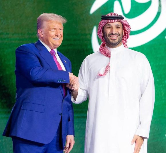 Problème, le président américain Donald Trump est en tournée dans les pays du Golfe au même moment

Le président américain Donald Trump et Mohammed ben Salmane, Premier ministre d'Arabie Saoudite, participent au Forum d'investissement américano-saoudien à Riyad, le 14 mai 2025. 
© Imago / PsnewZ / Bestimage
