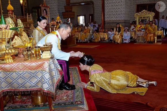 Le roi Rama X (Maha Vajiralongkorn) accompagné de sa femme la reine Suthida lors de son couronnement à Bangkok en Thaïlande. Les cérémonies et les festivités du week-end, qui ont coûté 31,4 millions de dollars, ont débuté samedi, lorsque le roi a placé la Grande couronne de victoire de 16 livres sur sa tête et a déclaré qu'il régnerait avec justice, le 6 mai 2019.