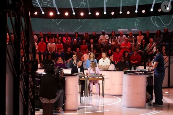 Exclusif - Olivier Dartigolles, Valérie Benaim, Jordan Deluxe, Polska, Matthieu Delormeau, sur le plateau de l'émission TBT9 (Tout beau tout n9uf) présentée par C.Hanouna, et diffusée en direct sur W9, Paris, France, le 19 novembre 2025. © Jack Tribeca / Bestimage