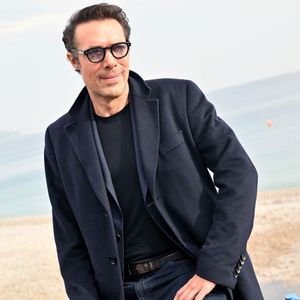 Nicolas Bedos lors d'un photocall en extérieur du film "Mascarade" lors de la 4ème édition du festival Cinéroman à Nice le 8 octobre 2022. © Bruno Bebert / Bestimage