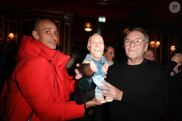 De nombreuses personnalités étaient présentes pour l'occasion.

Jacques Rouveyrollis avec son fils - Jacques Rouveyrollis à fêté ses 60 ans de Lumières au théâtre Edouard 7 à Paris le 14 décembre 2025. © Coadic Guirec / Bestimage