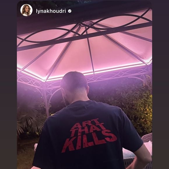 Karim Benzema de dos pris en photo par sa femme Lyna Khoudri : le Ballon d'or a reposté la photo de son épouse