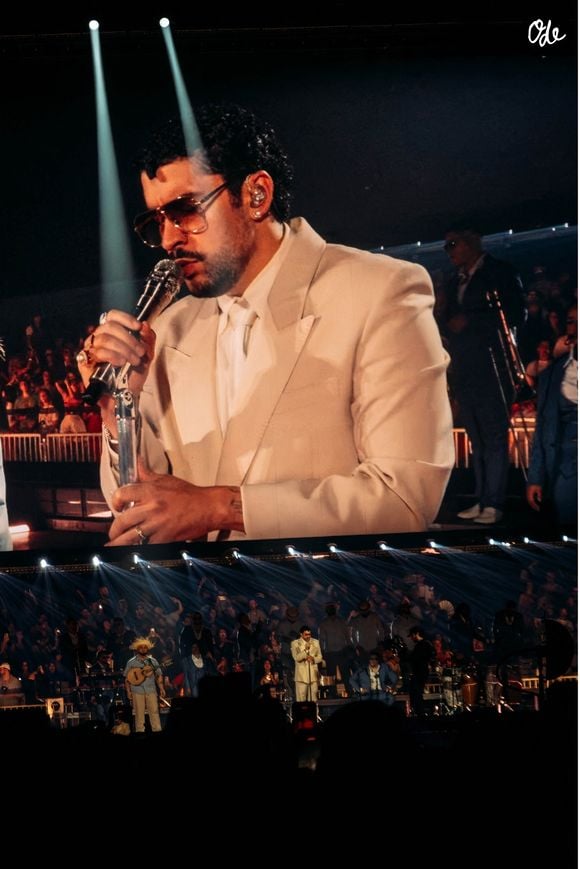Bad Bunny se produit lors de la première nuit de sa série de concerts à Paris, attirant une foule nombreuse au lieu de l'événement dans la capitale française.  Backgrid UK/ Bestimage