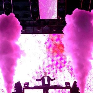 En commentaires, Cathy Guetta écrit: "C'était tellement émouvant de te voir si heureuse, regardant papa ! " Un premier Coachella inoubliable pour Angie.

Le 10 mai 2025, Huntington Beach, Californie, États-Unis. David Guetta se produit sur scène lors de l'émission iHeartRadio's 102.7 KIIS FM Wango Tango.

© Casey Flanigan/SOPA Images via ZUMA Press Wire