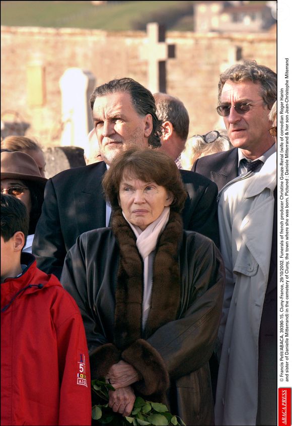 © Francis Petit/ABACA. 39390-15. Cluny-France, 29/10/2002.  Danielle Mitterrand et son fils Jean-Christophe Mitterrand aux obsèques de la productrice française Christine Gouze-Rénal (épouse de Roger Hanin et soeur de Danielle Mitterrand) au cimetière de Cluny, sa ville natale.