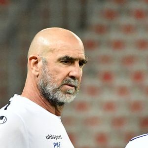 L'acteur y partage son temps entre sa vie de famille et son agence de voyages liée au football, Looking FC.
Eric Cantona et Fabien Barthez - Match des Légendes, la rencontre qui mêle le football et le rugby au profit de l'association de P. Olmeta (ancien gardien de but et co-fondateur de l'association), "Un sourire, un espoir pour la vie" s'est déroulé à Nice à l'Allianz Riviera, le 26 septembre 2022. L'association de P. Olmetta est engagée en faveur des enfants atteints de cancer ou de maladie orpheline. © Bruno Bebert/Bestimage