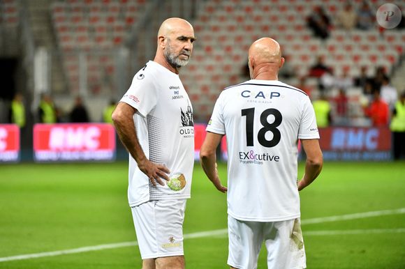 L'acteur y partage son temps entre sa vie de famille et son agence de voyages liée au football, Looking FC.

Eric Cantona et Fabien Barthez - Match des Légendes, la rencontre qui mêle le football et le rugby au profit de l'association de P. Olmeta (ancien gardien de but et co-fondateur de l'association), "Un sourire, un espoir pour la vie" s'est déroulé à Nice à l'Allianz Riviera, le 26 septembre 2022. L'association de P. Olmetta est engagée en faveur des enfants atteints de cancer ou de maladie orpheline. © Bruno Bebert/Bestimage