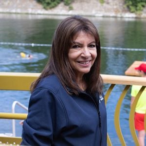 Anne Hidalgo, maire de Paris et habitante du XVe arrondissement, a inauguré les trois zones de baignade en exprimant sa joie. 

La Maire de Paris, Anne Hidalgo, visite les sites de baignades sur la Seine. Photo par Raphael Lafargue/ABACAPRESS.COM