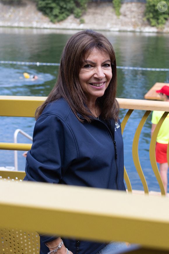 Anne Hidalgo, maire de Paris et habitante du XVe arrondissement, a inauguré les trois zones de baignade en exprimant sa joie. 

La Maire de Paris, Anne Hidalgo, visite les sites de baignades sur la Seine. Photo par Raphael Lafargue/ABACAPRESS.COM