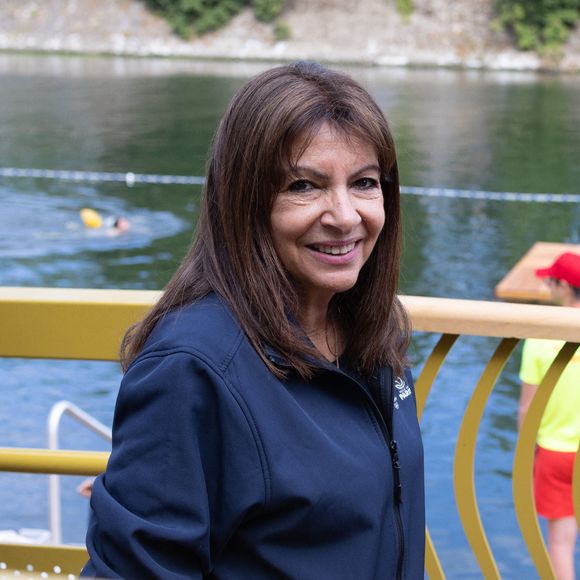 Anne Hidalgo, maire de Paris et habitante du XVe arrondissement, a inauguré les trois zones de baignade en exprimant sa joie. 

La Maire de Paris, Anne Hidalgo, visite les sites de baignades sur la Seine. Photo par Raphael Lafargue/ABACAPRESS.COM