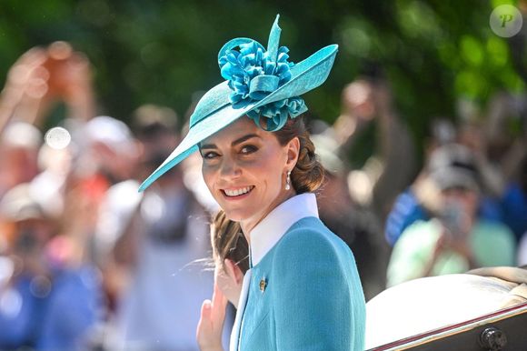 Cette année, c'est pourtant bien la princesse Charlotte qui a rompu avec une tradition.

Catherine (Kate) Middleton, princesse de Galles, - Les membres de la famille royale britannique arrivent à Buckingham Palace pour la cérémonie Trooping the Colour à Londres, le 14 juin 2025. Affecté par le crash du Boeing 787 Dreamliner à Ahmedabad du 12 juin, le souverain et les officiels porteront un brassard noir en hommage aux plus de 270 victimes. Bon nombre d'elles étaient des ressortissants britanniques.
© Backgrid / Bestimage