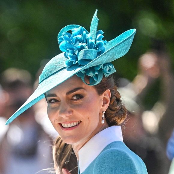 Cette année, c'est pourtant bien la princesse Charlotte qui a rompu avec une tradition.

Catherine (Kate) Middleton, princesse de Galles, - Les membres de la famille royale britannique arrivent à Buckingham Palace pour la cérémonie Trooping the Colour à Londres, le 14 juin 2025. Affecté par le crash du Boeing 787 Dreamliner à Ahmedabad du 12 juin, le souverain et les officiels porteront un brassard noir en hommage aux plus de 270 victimes. Bon nombre d'elles étaient des ressortissants britanniques.
© Backgrid / Bestimage