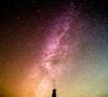 Cette émotion survient face à l’immensité du cosmos, qui dépasse notre compréhension habituelle.

Photo prise par Greg Rakozy / Unsplash