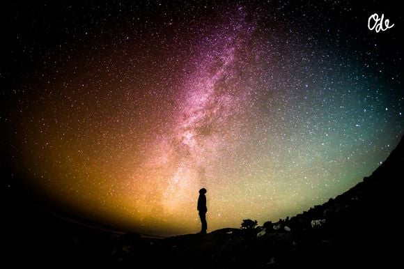 Cette émotion survient face à l’immensité du cosmos, qui dépasse notre compréhension habituelle.

Photo prise par Greg Rakozy / Unsplash