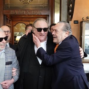 Gérard Depardieu et le paparazzi Rino Barillari se réconcilient au Harry's Bar à Rome le 19 janvier 2026.
C'est au même endroit, le 21 mai 2024 que les deux hommes se sont accrochés.
Gérard Depardieu aurait frappé le photographe à trois reprises au visage car ce dernier avait bousculé la compagne de Gérard Depardieu pour faire une série de photos.
Après cet incident, les plaintes ont fusé de toute part....mais les images montrent que les deux hommes ont trouvé un terrain d'entente.  
Zuma Press / Bestimage