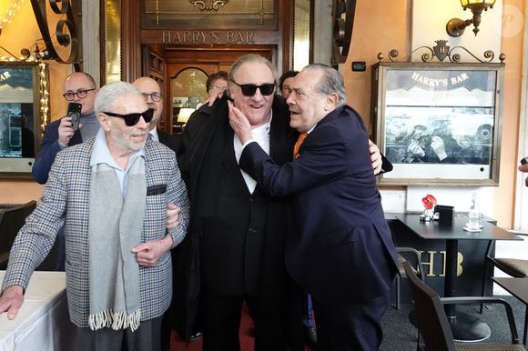 Gérard Depardieu et le paparazzi Rino Barillari se réconcilient au Harry's Bar à Rome le 19 janvier 2026.
C'est au même endroit, le 21 mai 2024 que les deux hommes se sont accrochés.
Gérard Depardieu aurait frappé le photographe à trois reprises au visage car ce dernier avait bousculé la compagne de Gérard Depardieu pour faire une série de photos.
Après cet incident, les plaintes ont fusé de toute part....mais les images montrent que les deux hommes ont trouvé un terrain d'entente.  
Zuma Press / Bestimage