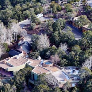 Le vaste domaine de Santa Fe, qui occupe deux parcelles adjacentes, a été officiellement mis sur le marché le 16 janvier.

Gene Hackman. Le grand acteur a vécu tranquillement loin des projecteurs à Santa Fe, au Nouveau-Mexique. Le domaine se compose de deux propriétés, cette maison unifamiliale de 2367 pieds carrés avec 2 chambres et 1,5 salle de bain, construite en 2000. La plus grande des deux maisons se trouve sur une colline de 12 acres couverte de piñons, à quelques kilomètres au nord de Santa Fe, avec une vue à 360 degrés qui s'étend jusqu'aux montagnes du Colorado. On sait peu de choses sur la résidence que Genes habite avec sa femme Betsy Arakawa. Backgrid USA / Bestimage