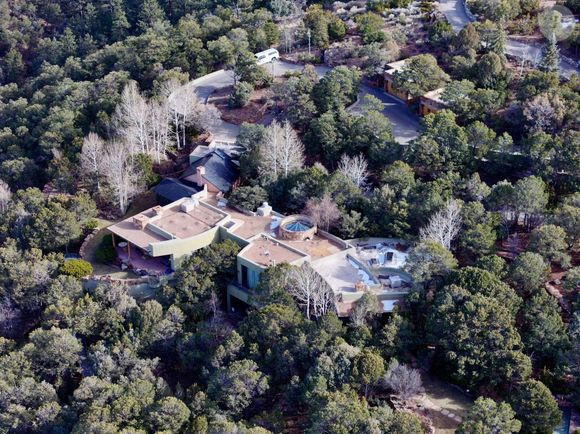 Le vaste domaine de Santa Fe, qui occupe deux parcelles adjacentes, a été officiellement mis sur le marché le 16 janvier.

Gene Hackman. Le grand acteur a vécu tranquillement loin des projecteurs à Santa Fe, au Nouveau-Mexique. Le domaine se compose de deux propriétés, cette maison unifamiliale de 2367 pieds carrés avec 2 chambres et 1,5 salle de bain, construite en 2000. La plus grande des deux maisons se trouve sur une colline de 12 acres couverte de piñons, à quelques kilomètres au nord de Santa Fe, avec une vue à 360 degrés qui s'étend jusqu'aux montagnes du Colorado. On sait peu de choses sur la résidence que Genes habite avec sa femme Betsy Arakawa. Backgrid USA / Bestimage