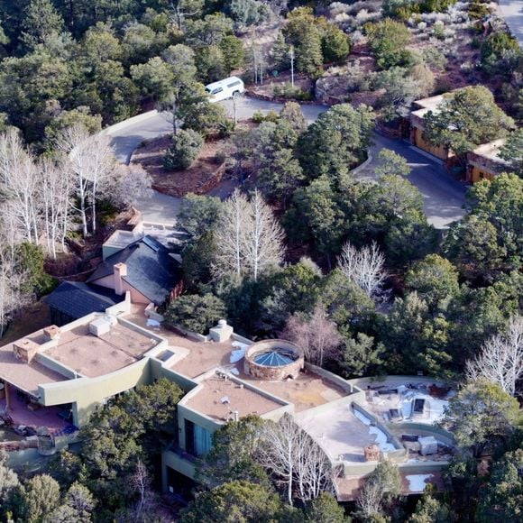 Le vaste domaine de Santa Fe, qui occupe deux parcelles adjacentes, a été officiellement mis sur le marché le 16 janvier.

Gene Hackman. Le grand acteur a vécu tranquillement loin des projecteurs à Santa Fe, au Nouveau-Mexique. Le domaine se compose de deux propriétés, cette maison unifamiliale de 2367 pieds carrés avec 2 chambres et 1,5 salle de bain, construite en 2000. La plus grande des deux maisons se trouve sur une colline de 12 acres couverte de piñons, à quelques kilomètres au nord de Santa Fe, avec une vue à 360 degrés qui s'étend jusqu'aux montagnes du Colorado. On sait peu de choses sur la résidence que Genes habite avec sa femme Betsy Arakawa. Backgrid USA / Bestimage