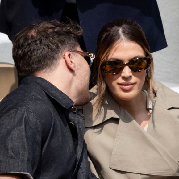 Antoine Dupont et sa compagne Iris Mittenaere en tribunes lors de la finale messieurs des Internationaux de France de Tennis de Roland Garros 2025 (jour 15), à Paris, France, le 8 juin 2025. © Cyril Moreau/Bestimage