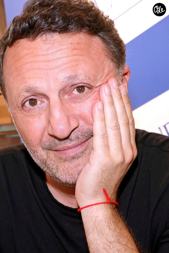 Arthur a posé ses valises en Polynésie française.

Arthur (Jacques Essebag) en séance de dédicaces pour la sortie de son nouveau livre "Même la nuit ne veut pas de moi (Ed. Grasset)" à la librairie Lamartine à Paris, le 27 mai 2026.
© Cédric Perrin / Bestimage