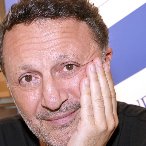 Arthur a posé ses valises en Polynésie française.

Arthur (Jacques Essebag) en séance de dédicaces pour la sortie de son nouveau livre "Même la nuit ne veut pas de moi (Ed. Grasset)" à la librairie Lamartine à Paris, le 27 mai 2026.
© Cédric Perrin / Bestimage