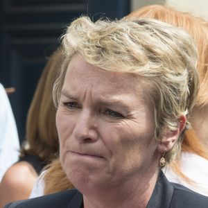 Face aux caméras, Élise Lucet est redoutable.

Exclusif - Elise Lucet lors des obsèques de Hervé Ghesquière en l'église Saint-Martin de Meudon.