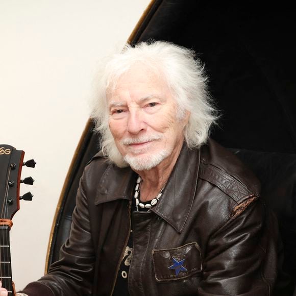 Hugues Aufray traverse les générations en restant une figure incontournable de la chanson française.

Exclusif - Hugues Aufray en backstage du concert de Hugues Aufray au Le Dôme de Paris - Palais des Sports.

© Jack Tribeca / Bestimage