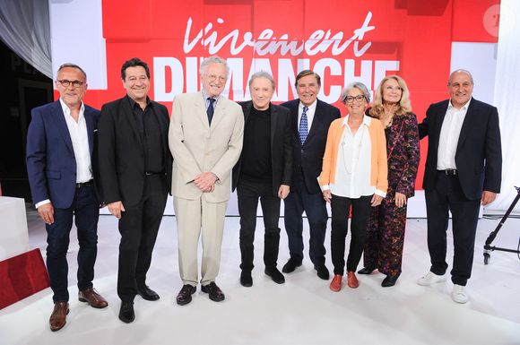 Exclusif - Emmanuel Chanu, Laurent Gerra, Nelson Monfort, Michel Drucker, Jean-Pierre Foucault, sa soeur Francoise Chiozza, sa compagne Evelyne Jarre et Robert Nazaretian lors de l'enregistrement de l'émission Vivement dimanche  au studio Rive Gauche, présentée par M.Drucker et diffusée sur France 3 le 11 mai 2025, à Paris, France, le 5 mai 2025. © Guillaume Gaffiot/Bestimage