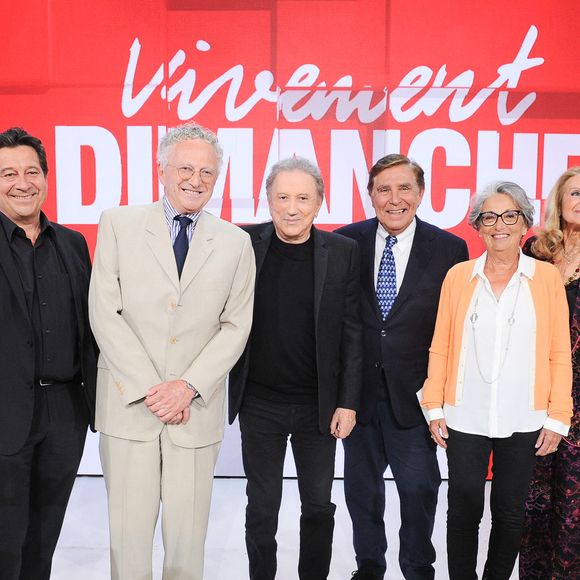 Exclusif - Emmanuel Chanu, Laurent Gerra, Nelson Monfort, Michel Drucker, Jean-Pierre Foucault, sa soeur Francoise Chiozza, sa compagne Evelyne Jarre et Robert Nazaretian lors de l'enregistrement de l'émission Vivement dimanche  au studio Rive Gauche, présentée par M.Drucker et diffusée sur France 3 le 11 mai 2025, à Paris, France, le 5 mai 2025. © Guillaume Gaffiot/Bestimage