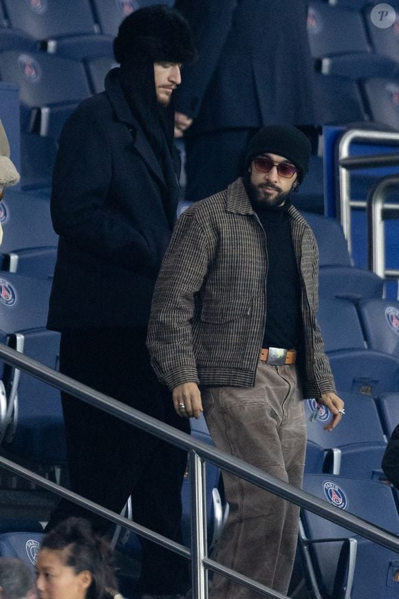 Sofiane Pamart et son ami dans les tribunes du match de football de qualification pour la coupe du monde 2026 opposant la France à Azerbaïdjan (3-0) au Parc des Princes à Paris, France, le 10 octobre 2025. © Cyril Moreau/Bestimage