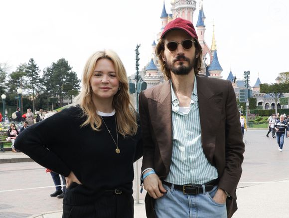 Virginie Efira et son compagnon Niels Schneider au lancement du Disney Music Festival à Disneyland Paris le 26 avril 2025. © Coadic Guirec / Bestimage
