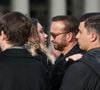 Aux cotés de son beau-père, Milla a été aperçue en larmes, à la sortie de la cérémonie, où elle a interprété a cappella Bohemian Rhapsody de Queen
Michel Ferracci serre dans ses bras sa belle-fille, Milla Savarese, la fille de la défunte, sous le regard de ses fils Maël et Enzo Ferracci à la sortie des obsèques d'Emilie Dequenne au cimetière Père Lachaise à Paris, France, le 26 mars 2025. © Cyril Moreau/Bestimage
