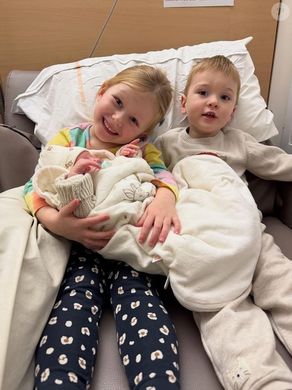 Il s'agit d'une petite fille prénommée Lily-Rose.

Jérôme et Lucile (L'amour est dans le pré) ont accueilli leur troisième bébé : une petite fille appelée Lily-Rose.