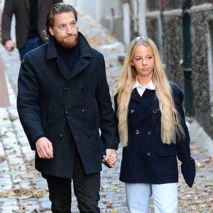 Jean Sarkozy, Giulia Sarkozy - Le clan Sarkozy à la sortie du domicile de Nicolas Sarkozy domicile parisien avant son incarcération à la prison de La Santé à Paris, France, le 21 octobre 2025. Bestimage