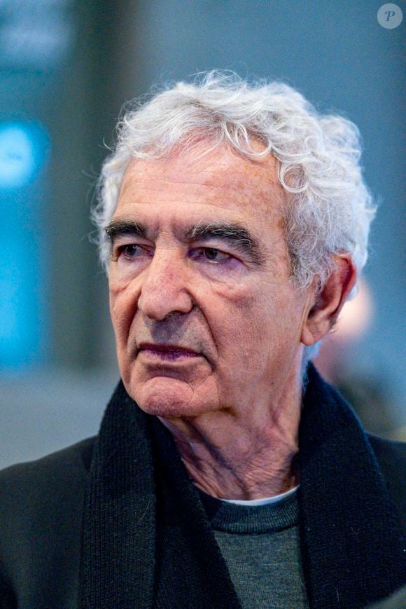 Leur relation avait été révélée au public quelques mois plus tôt, notamment lors d’une apparition à Roland-Garros en 2025. 

Raymond Domenech participe à une rencontre Football passion lors du Festival Sport, Littérature et Cinéma à l'Institut Lumière à Lyon le 31/01/2026. © Sandrine Thesillat / PsnewZ / Bestimage