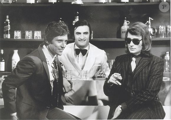 Archives - En France, à Paris, Sacha DISTEL, Aldo MACCIONE et Johnny HALLYDAY sur le plateau de l'émission "Sacha Show". Le 13 avril 1971
© Henri Tullio via Bestimage