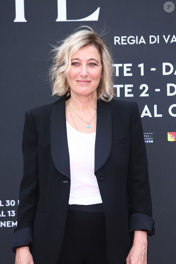 Au cours d'une interview avec nos confrères de Paris Match, celle qui a reçu le César du meilleur espoir féminin en 1994 pour Les gens normaux n'ont rien d'exceptionnel a ainsi évoqué sa fille avec qui elle a passé de précieux moments d'intimité.

Photocall de la série "L’arte della gioia-" à Rome le 30 mai 2024.