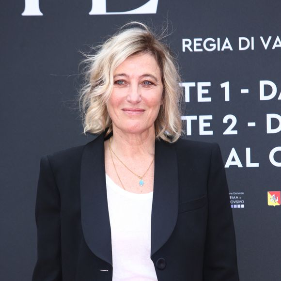 Au cours d'une interview avec nos confrères de Paris Match, celle qui a reçu le César du meilleur espoir féminin en 1994 pour Les gens normaux n'ont rien d'exceptionnel a ainsi évoqué sa fille avec qui elle a passé de précieux moments d'intimité.

Photocall de la série "L’arte della gioia-" à Rome le 30 mai 2024.