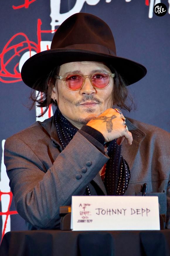 Johnny Depp donne une conférence de presse pour son exposition "A Bunch of Stuff" à Tokyo (Japon), le 27 novembre 2025.